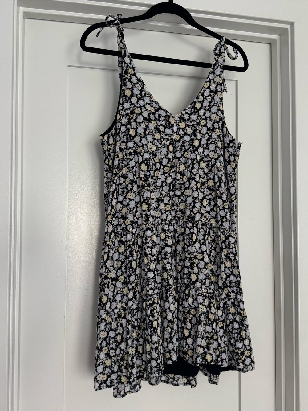 Hollister black floral V-Neck tie tank Sundress size small - Picture 3 of 14